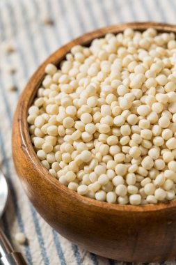 Kuru Çiğ Organik Kuskus Yemek Kasesinde