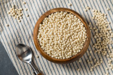 Kuru Çiğ Organik Kuskus Yemek Kasesinde