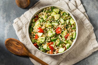 Salatalık ve domatesli ev yapımı kuskus salatası.