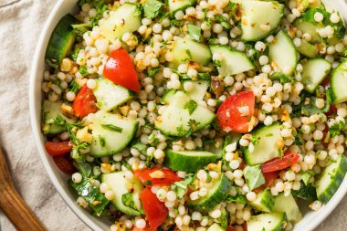 Salatalık ve domatesli ev yapımı kuskus salatası.