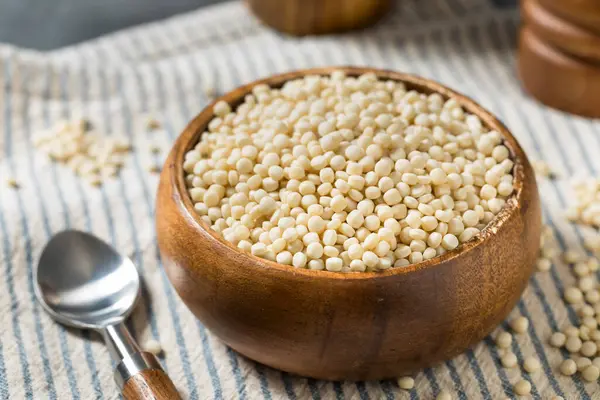 Kuru Çiğ Organik Kuskus Yemek Kasesinde