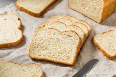 Sandviçler için taze buğday dilimlenmiş beyaz ekmek.