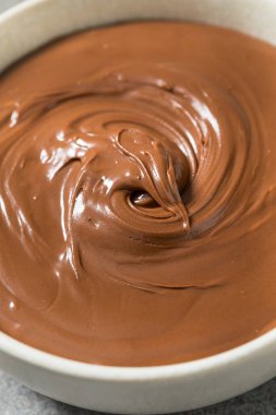 Ev yapımı çikolatalı fındıklı Kase içine yayılmış