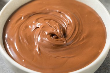 Ev yapımı çikolatalı fındıklı Kase içine yayılmış