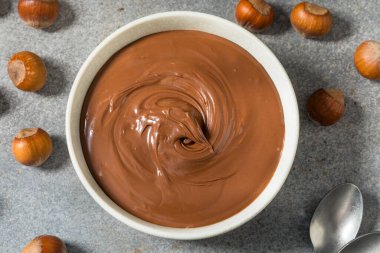 Ev yapımı çikolatalı fındıklı Kase içine yayılmış