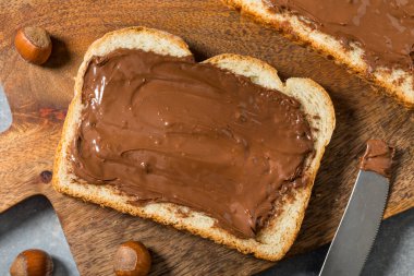 Ev yapımı çikolatalı fındıklı ekmek.