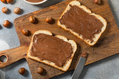 Ev yapımı çikolatalı fındıklı ekmek.