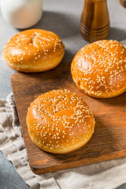 Ev yapımı Brioche Susam Tohumu Hamburger Çörekleri Kullanmaya Hazır