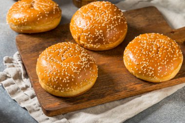 Ev yapımı Brioche Susam Tohumu Hamburger Çörekleri Kullanmaya Hazır