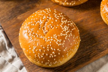Ev yapımı Brioche Susam Tohumu Hamburger Çörekleri Kullanmaya Hazır