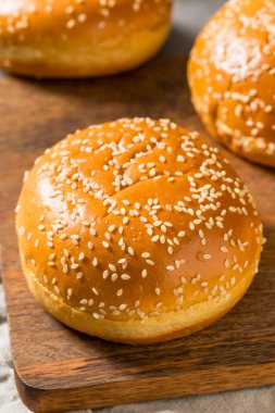 Ev yapımı Brioche Susam Tohumu Hamburger Çörekleri Kullanmaya Hazır
