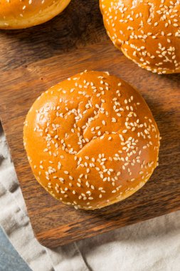 Ev yapımı Brioche Susam Tohumu Hamburger Çörekleri Kullanmaya Hazır