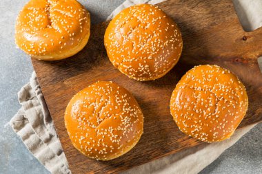 Ev yapımı Brioche Susam Tohumu Hamburger Çörekleri Kullanmaya Hazır