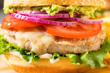 Peynirli Marul ve Domatesli Ev Yapımı Sağlıklı Hindi Burgerleri