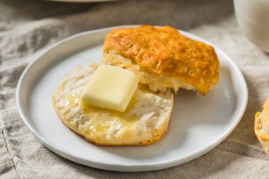 Kahvaltı için tereyağlı ev yapımı tereyağlı bisküvi.