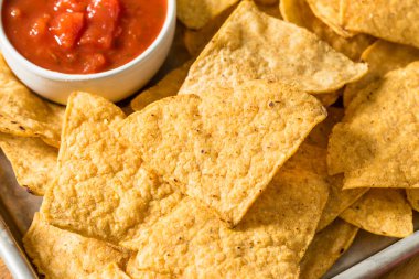 İki çeşit salsa soslu ev yapımı tuzlu mısır gevreği.