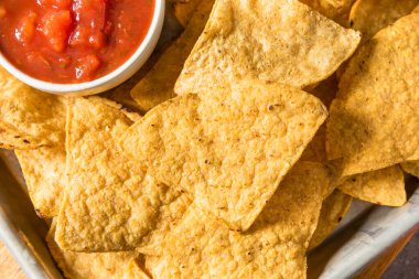 İki çeşit salsa soslu ev yapımı tuzlu mısır gevreği.