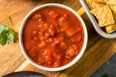 Organik Çiğ Domates ve Cilantro Salsa ve Tortilla Chips.