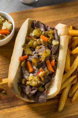 Giardiniera Peppers ve Fries ile ev yapımı İtalyan biftekli sandviç.