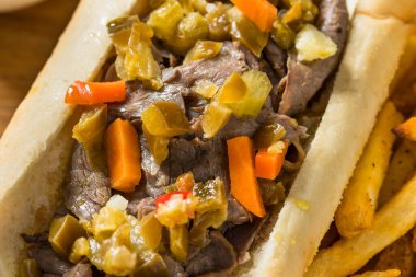 Giardiniera Peppers ve Fries ile ev yapımı İtalyan biftekli sandviç.