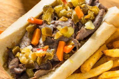 Giardiniera Peppers ve Fries ile ev yapımı İtalyan biftekli sandviç.