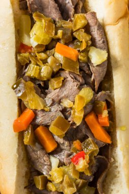 Giardiniera Peppers ve Fries ile ev yapımı İtalyan biftekli sandviç.