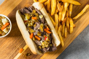 Giardiniera Peppers ve Fries ile ev yapımı İtalyan biftekli sandviç.