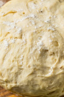 Soslu ve peynirli ev yapımı pizza hamur tarifi.