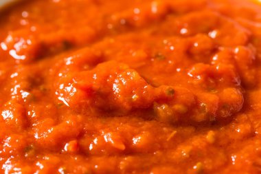 Ev yapımı organik domates soslu fesleğen ve sarımsaklı pizza.