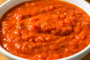 Ev yapımı organik domates soslu fesleğen ve sarımsaklı pizza.