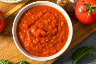 Ev yapımı organik domates soslu fesleğen ve sarımsaklı pizza.