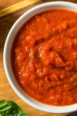 Ev yapımı organik domates soslu fesleğen ve sarımsaklı pizza.