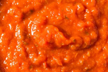 Ev yapımı organik domates soslu fesleğen ve sarımsaklı pizza.