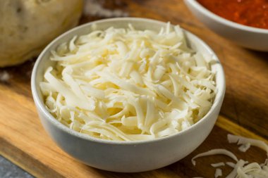 Ev yapımı Mozzarella Peyniri Pizza Kasesinde