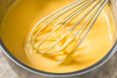 Ev yapımı lezzetli Cheddar Cheese Sosu.