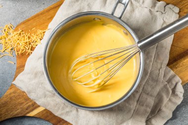 Ev yapımı lezzetli Cheddar Cheese Sosu.