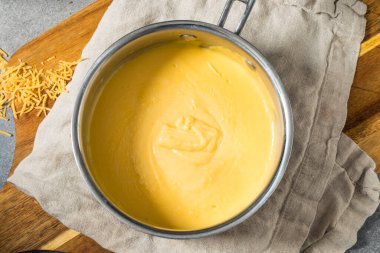 Ev yapımı lezzetli Cheddar Cheese Sosu.
