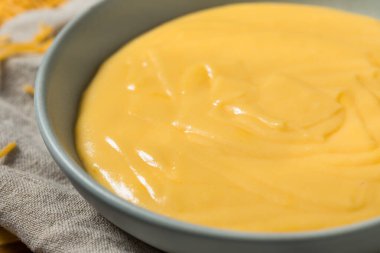 Ev yapımı lezzetli Cheddar Cheese Sosu.