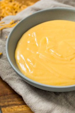 Ev yapımı lezzetli Cheddar Cheese Sosu.