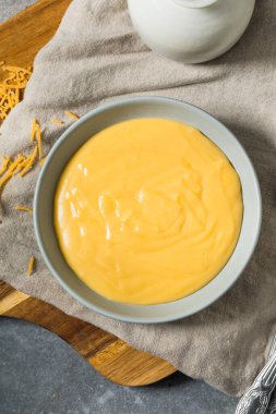 Ev yapımı lezzetli Cheddar Cheese Sosu.