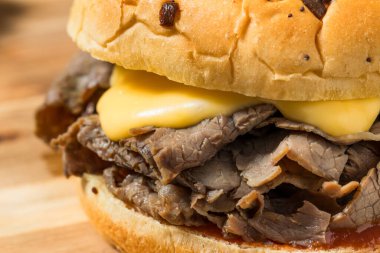 Baharatlı Biftek ve kıvırcık patates kızartmalı Çedar Sandviçi.