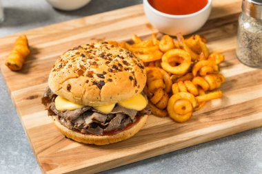 Baharatlı Biftek ve kıvırcık patates kızartmalı Çedar Sandviçi.