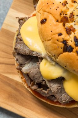 Baharatlı Biftek ve kıvırcık patates kızartmalı Çedar Sandviçi.