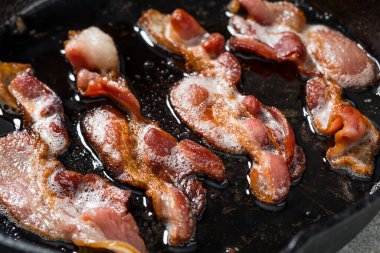 Yağlı Yağlı Tavada Kızarmış Domuz Pastırması