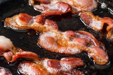 Yağlı Yağlı Tavada Kızarmış Domuz Pastırması