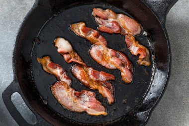 Yağlı Yağlı Tavada Kızarmış Domuz Pastırması