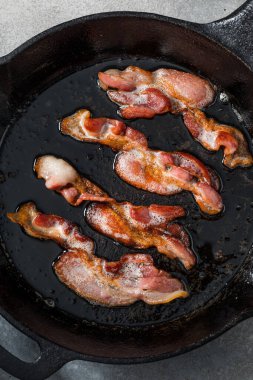 Yağlı Yağlı Tavada Kızarmış Domuz Pastırması