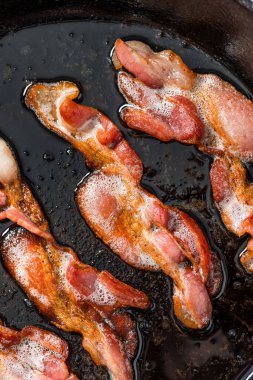 Yağlı Yağlı Tavada Kızarmış Domuz Pastırması