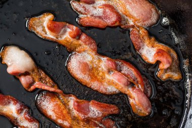 Yağlı Yağlı Tavada Kızarmış Domuz Pastırması