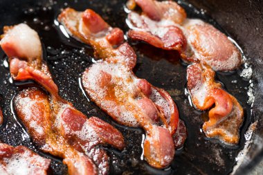 Yağlı Yağlı Tavada Kızarmış Domuz Pastırması